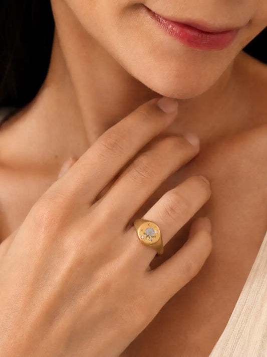 Destello Azul – Anillo dorado con detalle floral