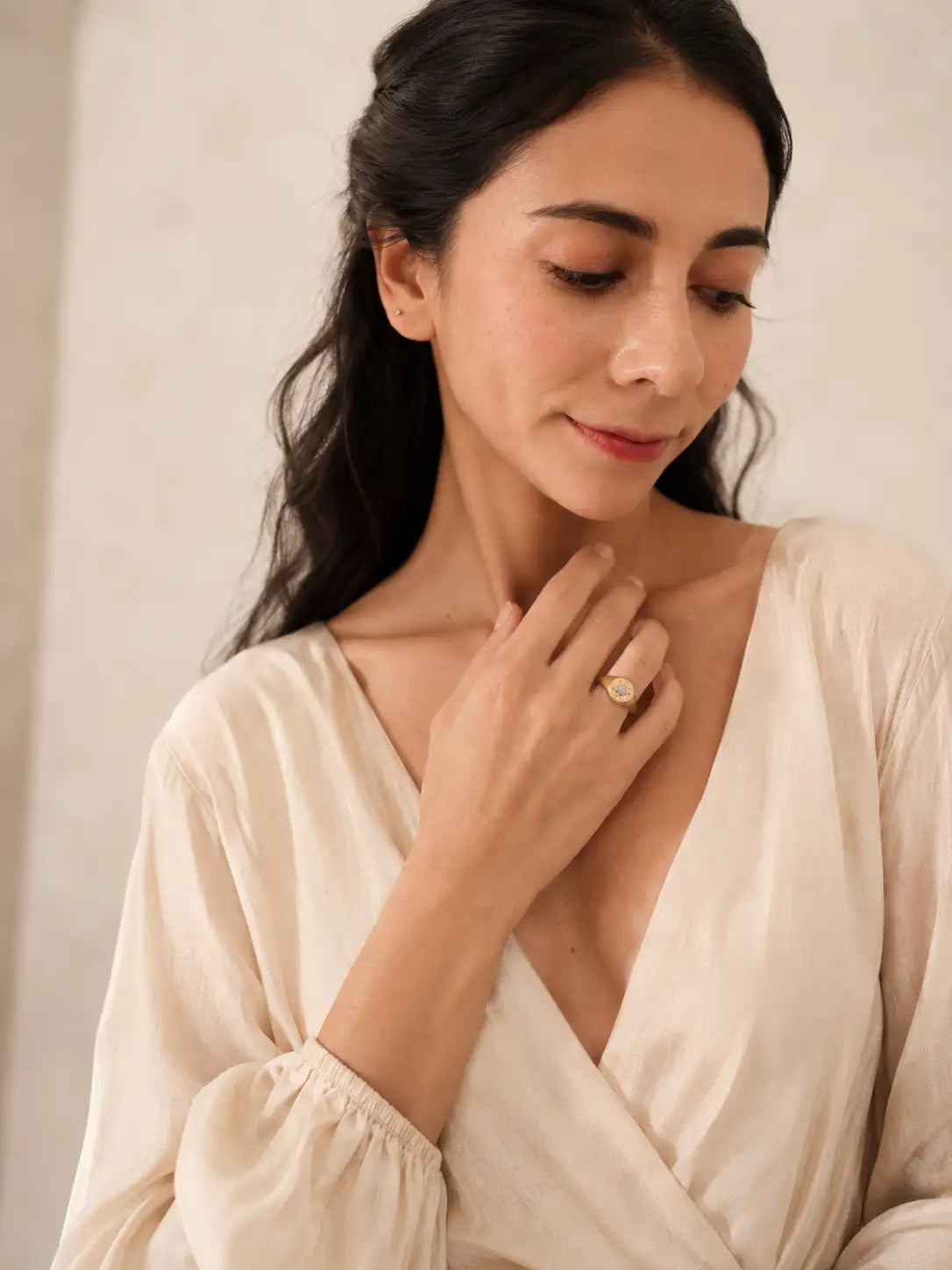 Destello Azul – Anillo dorado con detalle floral