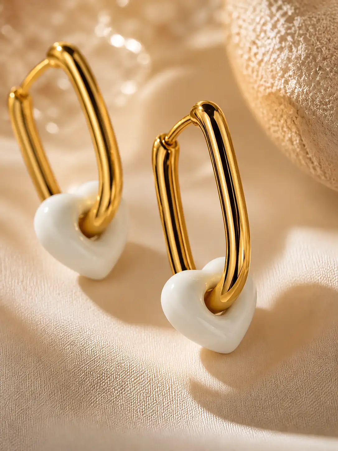 Nube de Amor – aretes dorados con corazón blanco y aire delicado