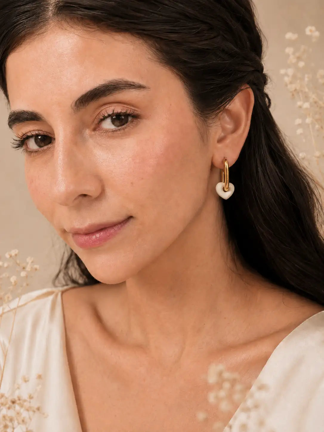 Nube de Amor – aretes dorados con corazón blanco y aire delicado