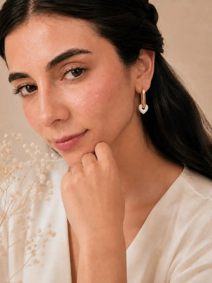 Nube de Amor – aretes dorados con corazón blanco y aire delicado