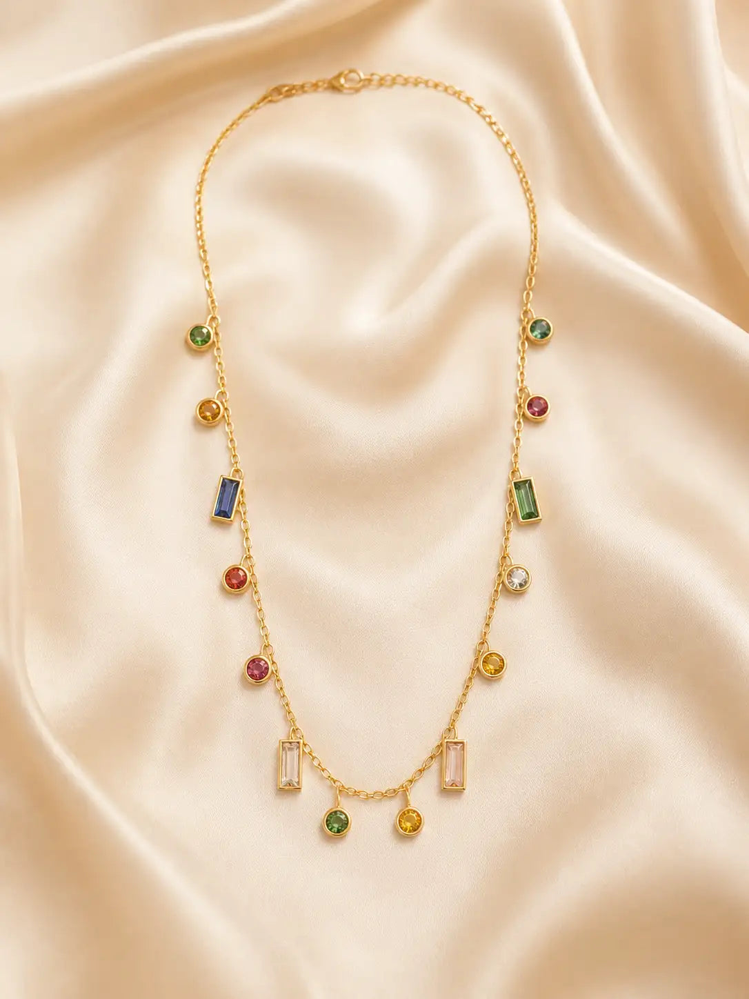 Brillo de Color – Collar dorado con cristales multicolor en acero
