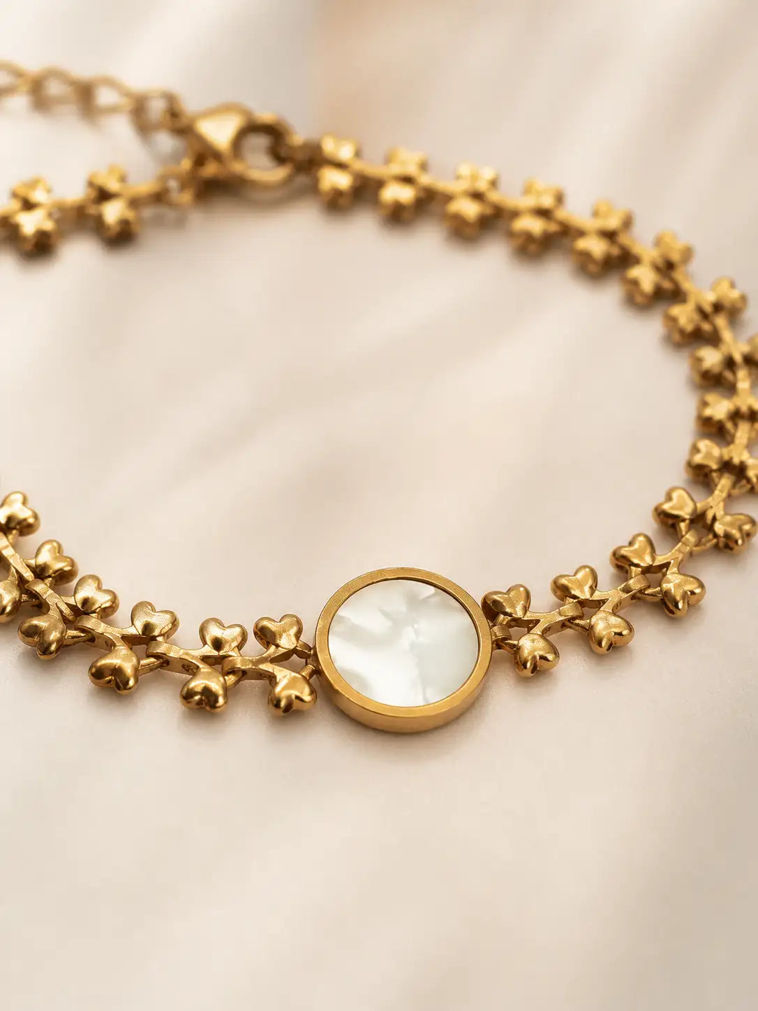 Luz de Flor – Pulsera ajustable en acero dorado