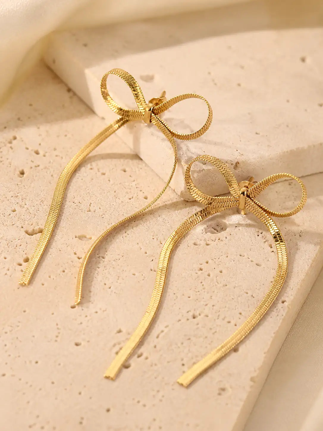 Lazo Dorado – Aretes largos en acero inoxidable