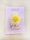 Tiempo de Florecer – Vela aromática floral tipo margarita en soya (artesanal)