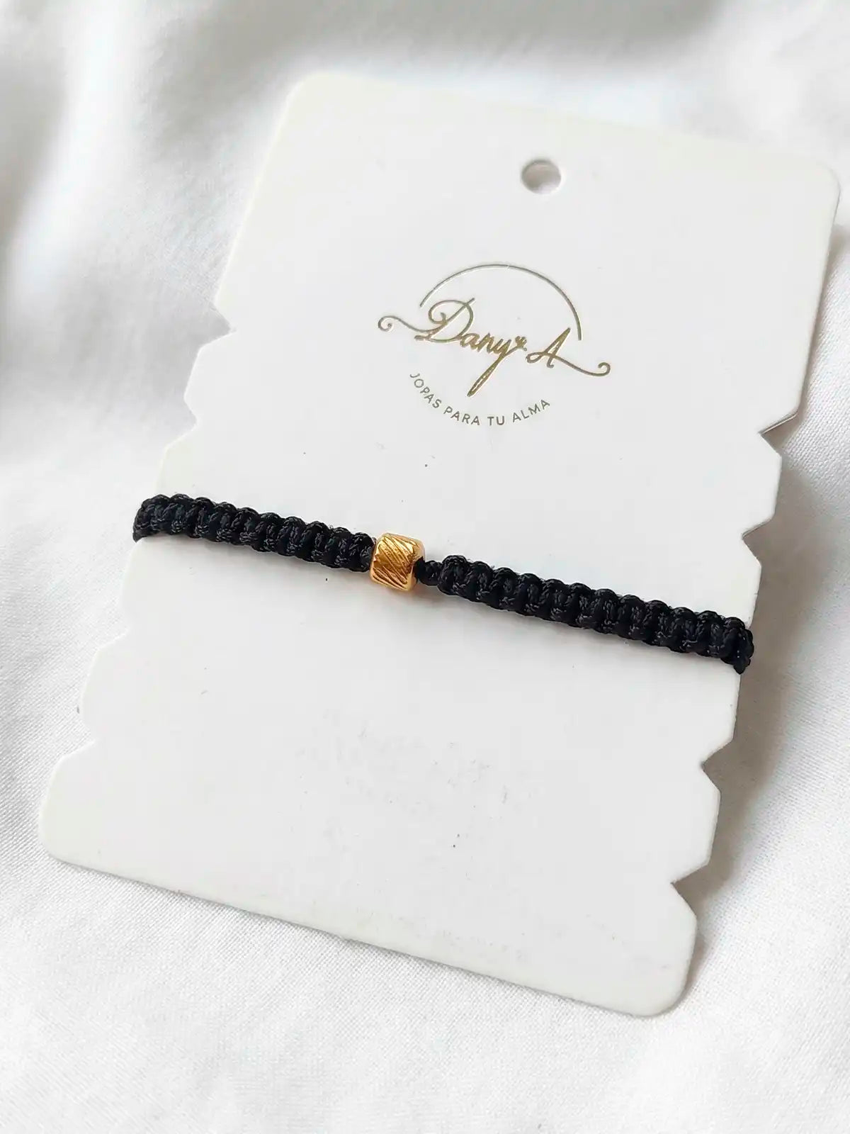 Negro Esencial – Pulsera macramé unisex con detalle dorado