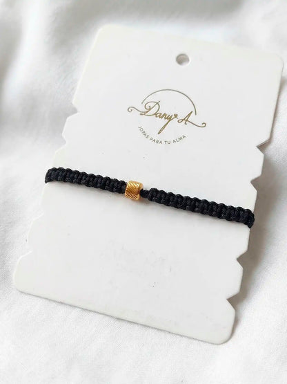 Negro Esencial – Pulsera macramé unisex con detalle dorado