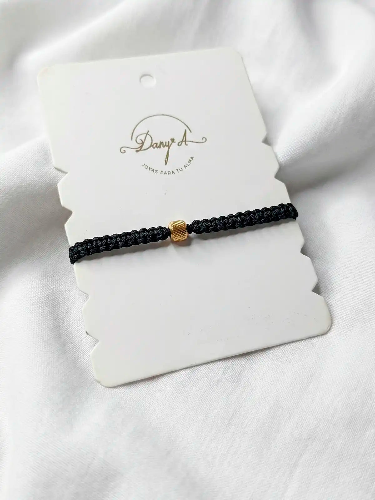 Negro Esencial – Pulsera macramé unisex con detalle dorado