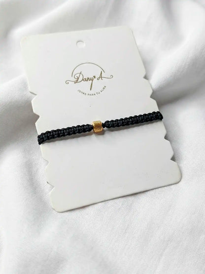 Negro Esencial – Pulsera macramé unisex con detalle dorado