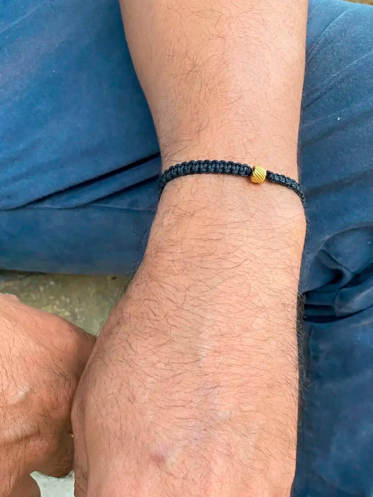 Negro Esencial – Pulsera macramé unisex con detalle dorado