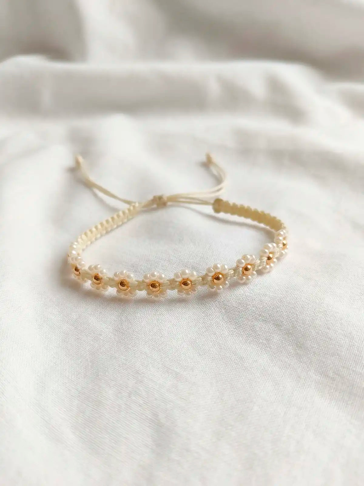 Días Bonitos – Pulsera tejida con flores pequeñas