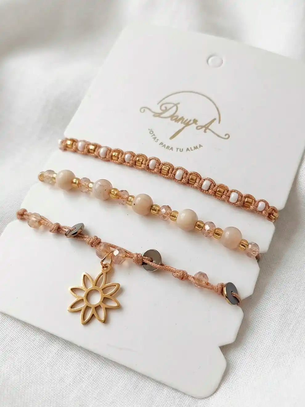 Luz Diaria – Trío de pulseras tejidas a mano