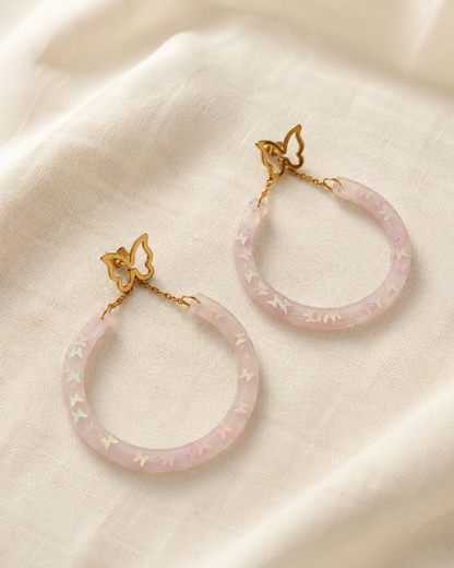 Aretes de mariposa dorada con aros rosados iridiscentes